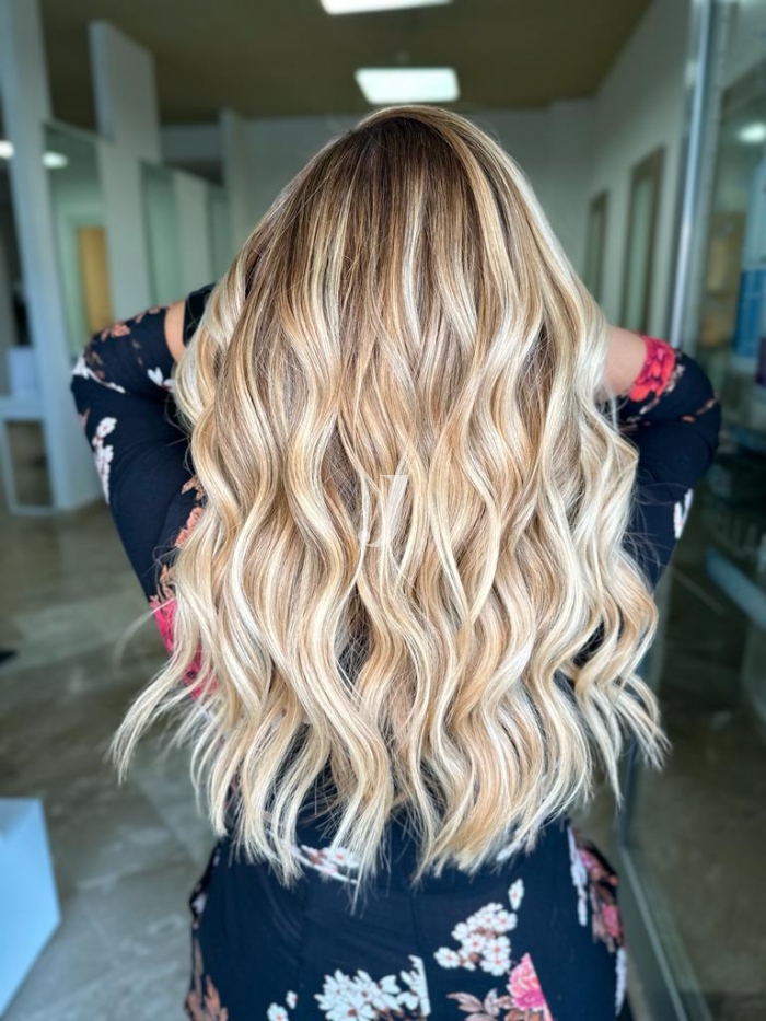 Foto di donna con capelli lunghi biondo platino dorato