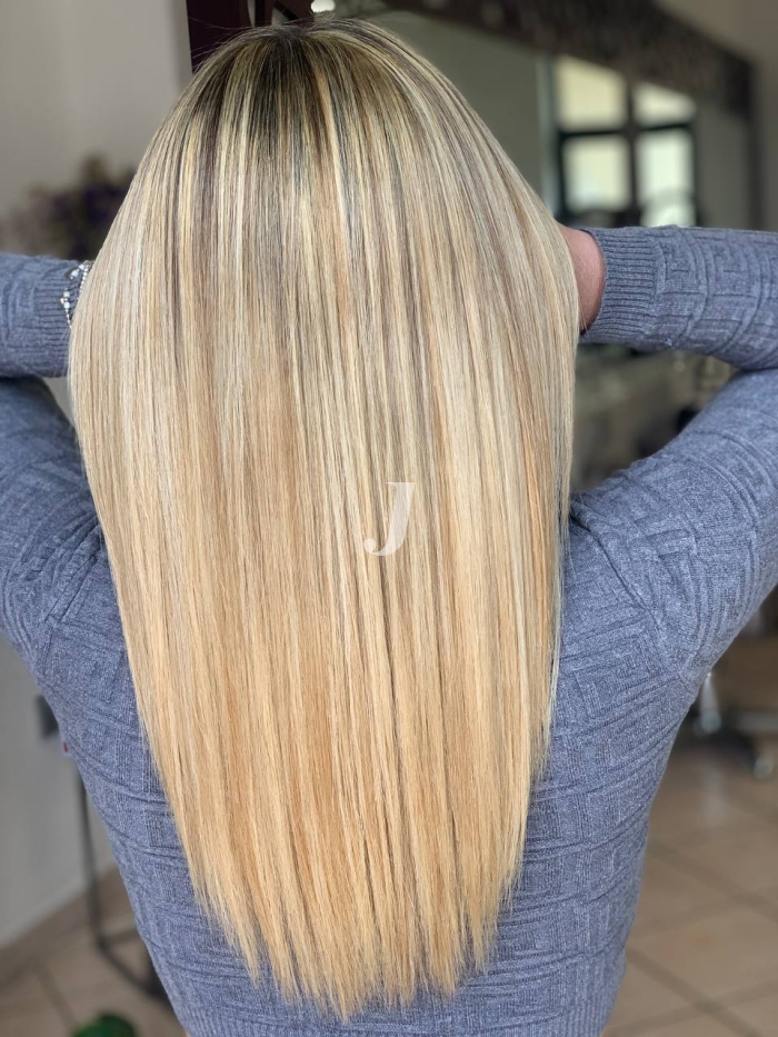 Foto di donna con capelli lunghi biondo platino dorato