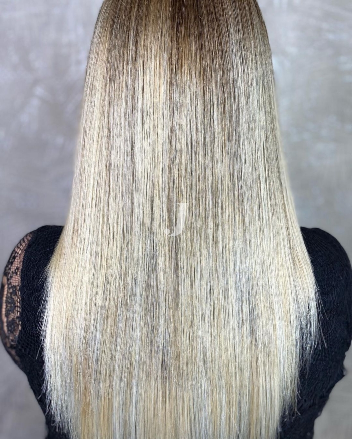 Foto di donna con capelli lunghi biondo platino cenere