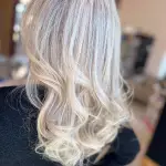 Foto di donna con capelli lunghi biondo platino cenere