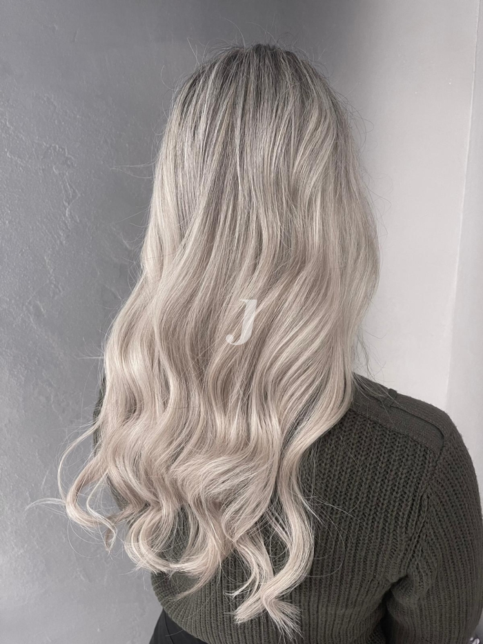 Foto di donna con capelli lunghi biondo platino cenere