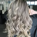 Foto di donna con capelli lunghi biondo platino cenere