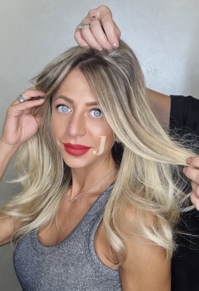 Foto di donna con capelli lunghi biondo platino cenere