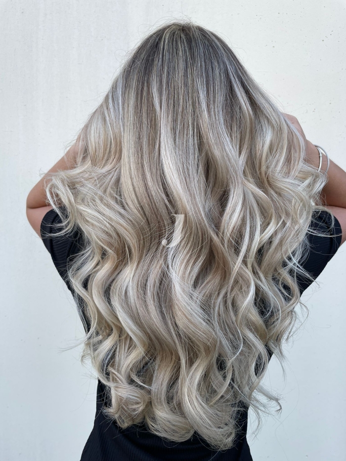 Foto di donna con capelli lunghi biondo platino cenere