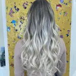 Foto di donna con capelli lunghi biondo platino cenere
