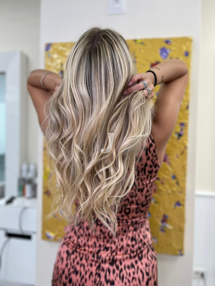 Foto di donna con capelli lunghi biondo platino cenere