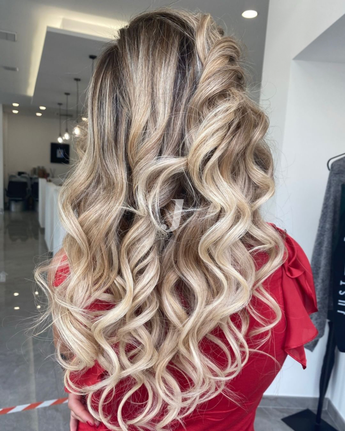 Foto di donna con capelli lunghi biondo platino cenere