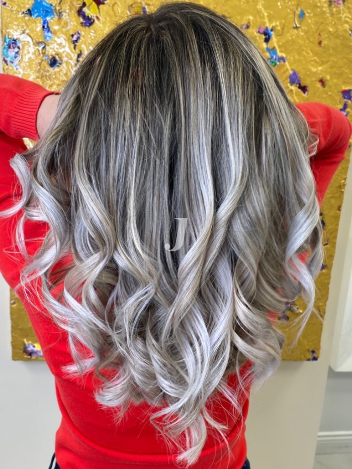 Foto di donna con capelli lunghi biondo platino cenere