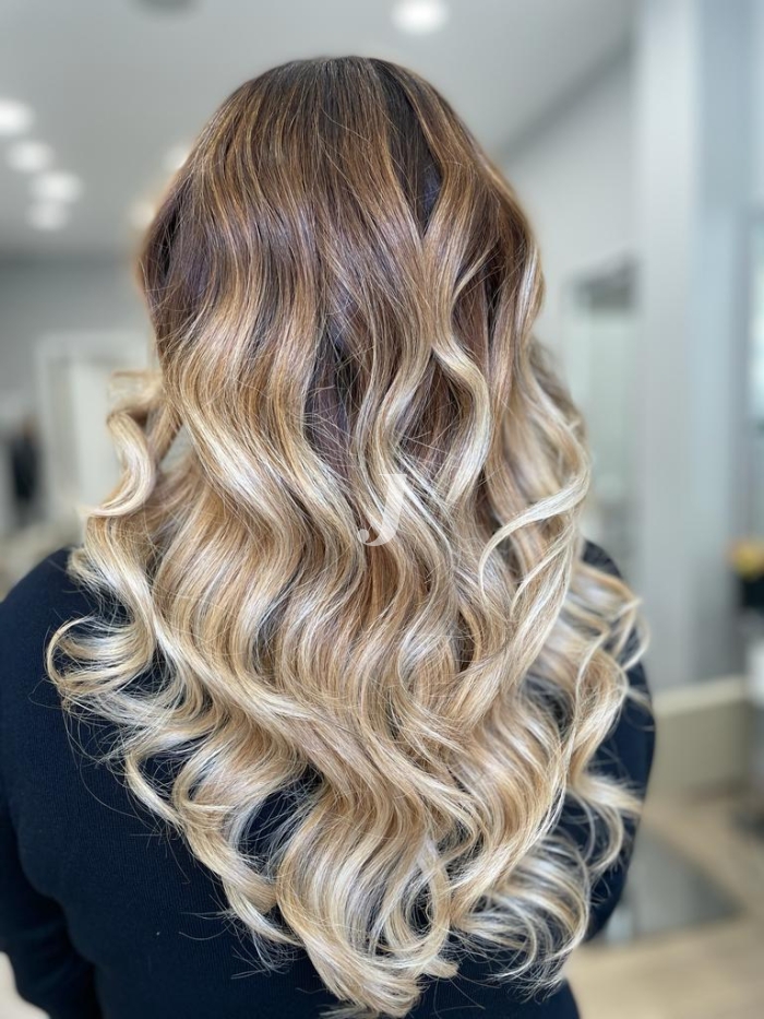 Foto di donna con capelli lunghi biondo platino cenere