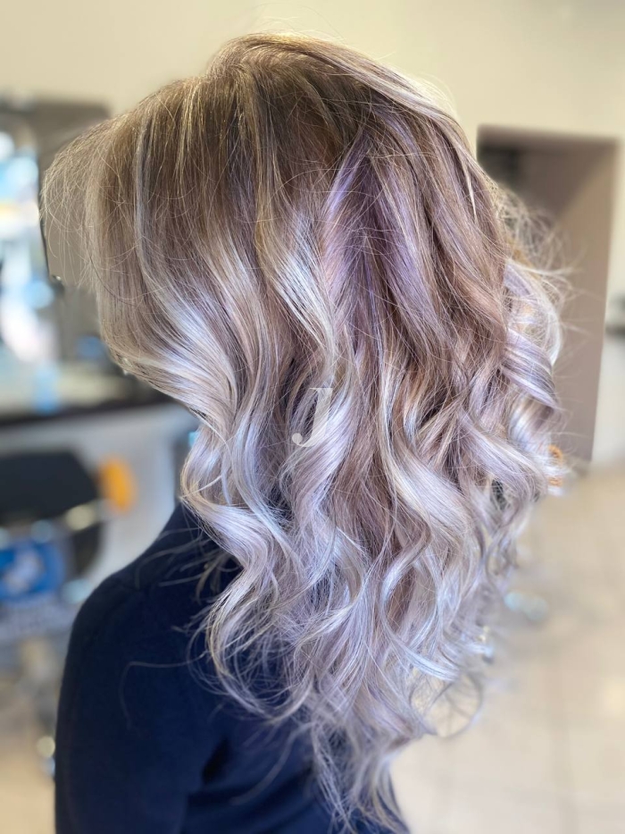 Foto di donna con capelli lunghi biondo platino cenere