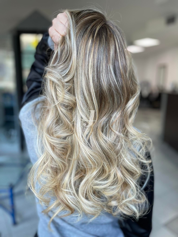Foto di donna con capelli lunghi biondo platino cenere