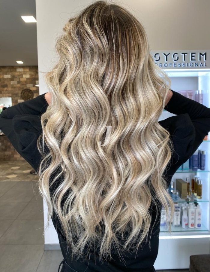 Foto di donna con capelli lunghi biondo platino cenere