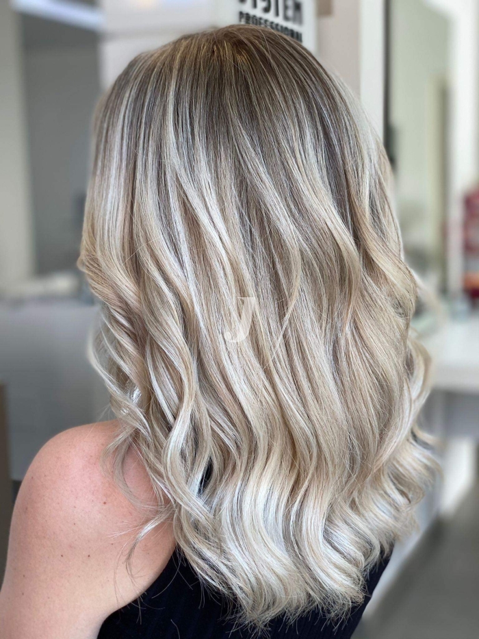 Foto di donna con capelli lunghi biondo platino cenere