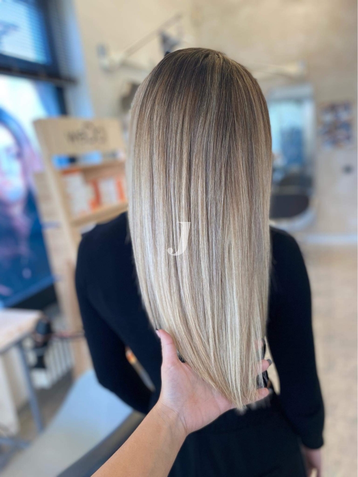 Foto di donna con capelli lunghi biondo platino cenere