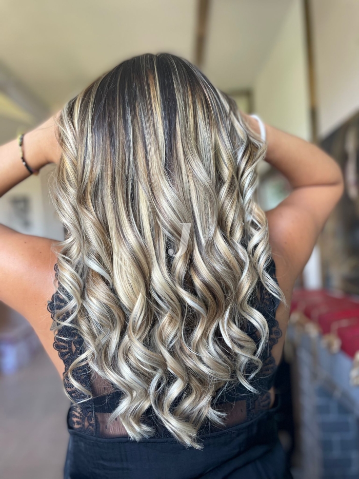 Foto di donna con capelli lunghi biondo platino cenere