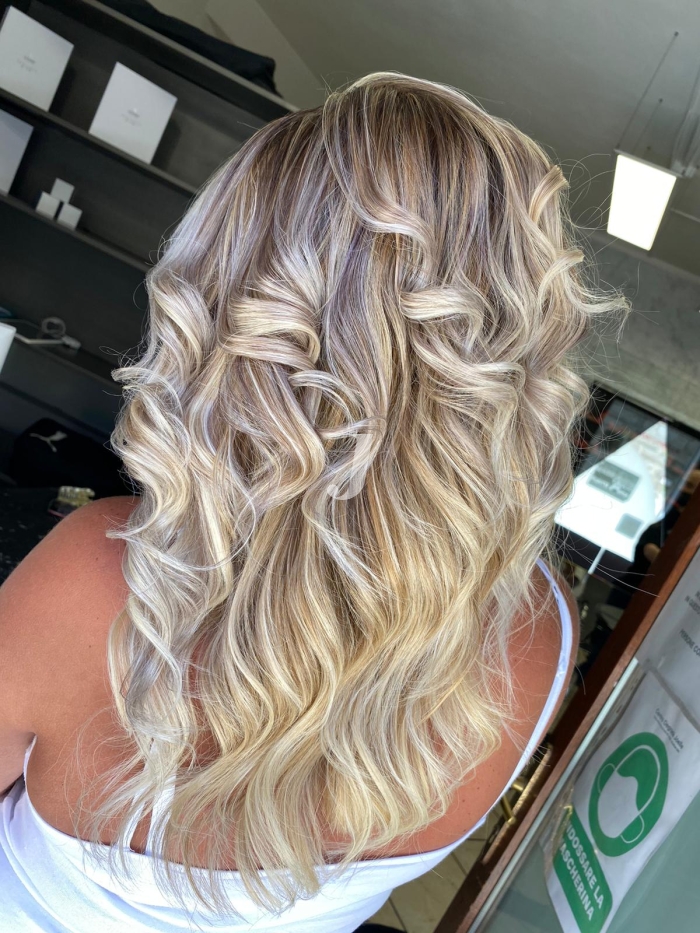 Foto di donna con capelli lunghi biondo platino cenere