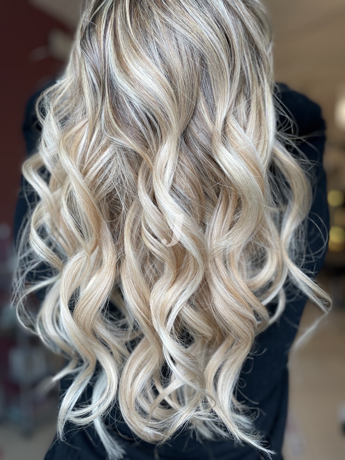 Foto di donna con capelli lunghi biondo platino cenere