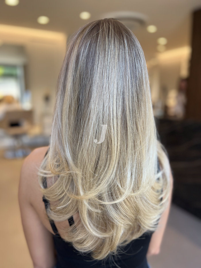 Foto di donna con capelli lunghi biondo platino cenere