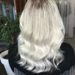 Foto di donna con capelli lunghi biondo platino perla