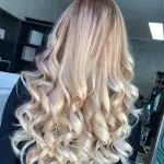 Foto di donna con capelli lunghi biondo platino perla