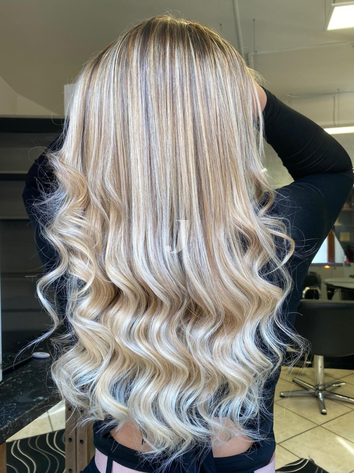 Foto di donna con capelli lunghi biondo platino perla