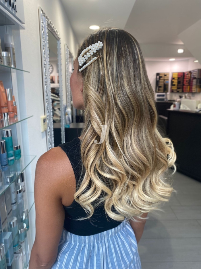 Foto di donna con capelli lunghi biondo platino perla