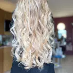 Foto di donna con capelli lunghi biondo platino perla