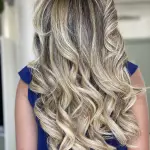 Foto di donna con capelli lunghi biondo platino perla