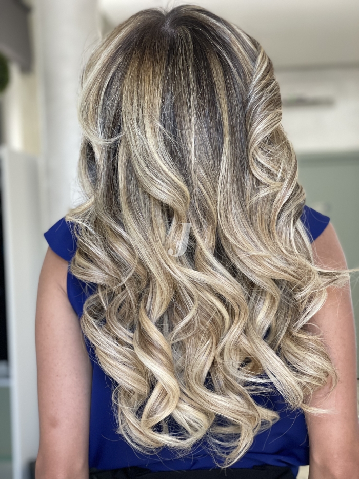 Foto di donna con capelli lunghi biondo platino perla