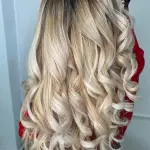 Foto di donna con capelli lunghi biondo platino perla