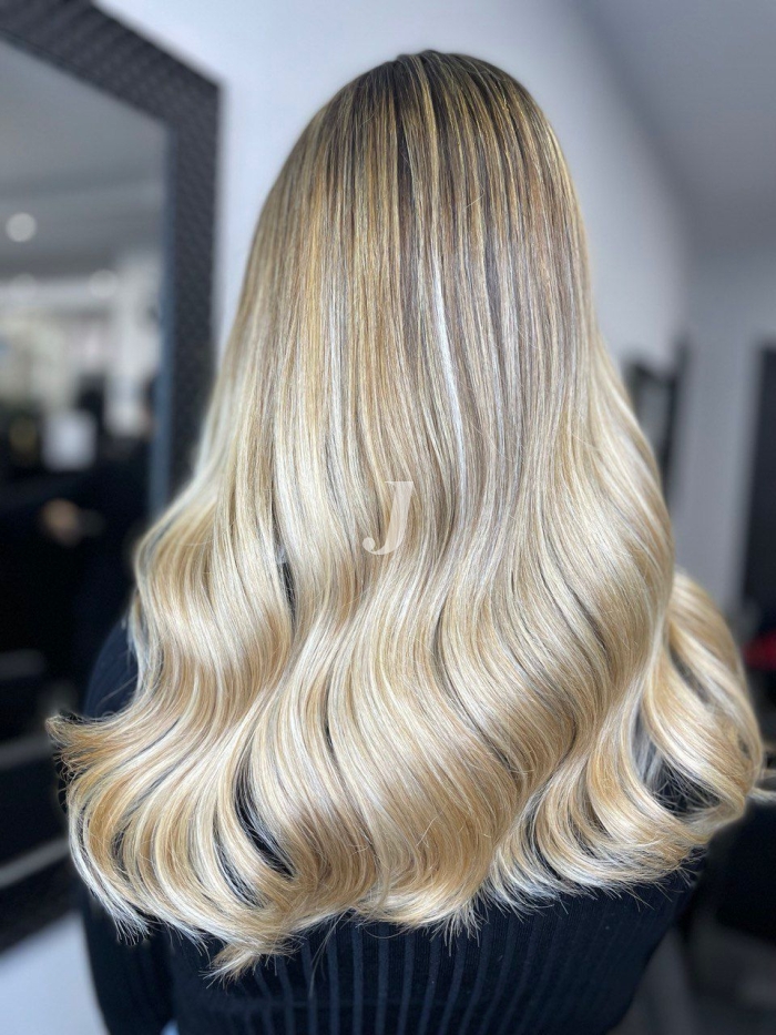 Foto di donna con capelli lunghi biondo platino perla