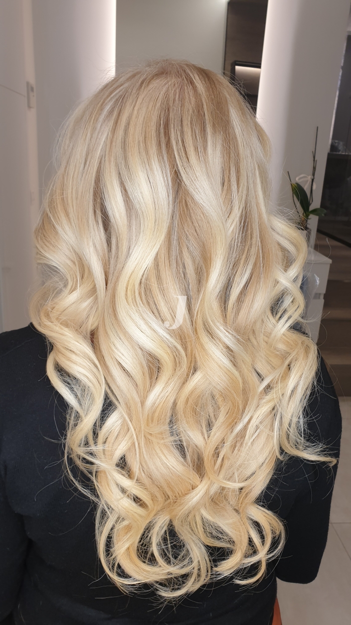 Foto di donna con capelli lunghi biondo platino perla