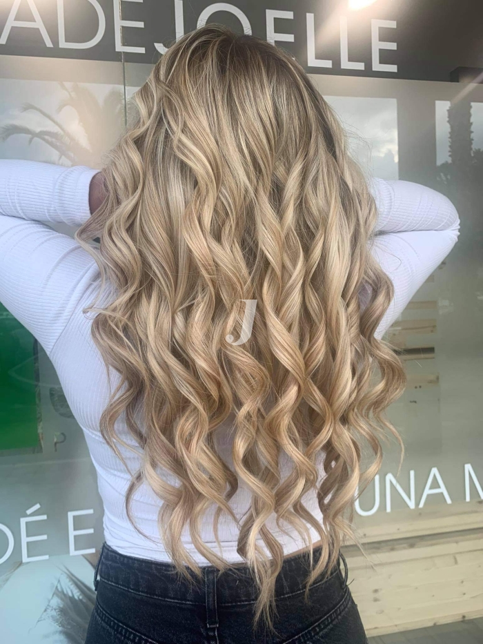 Foto di donna con capelli lunghi biondo platino perla