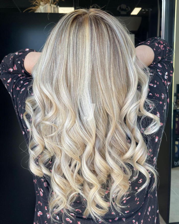 Foto di donna con capelli lunghi biondo platino perla