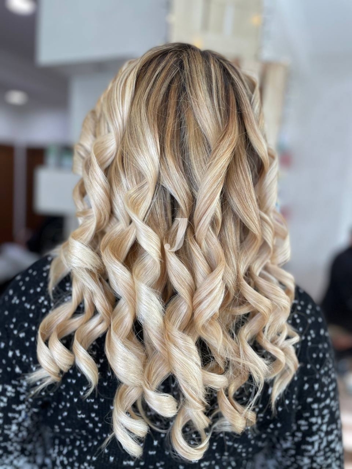 Foto di donna con capelli lunghi biondo platino perla