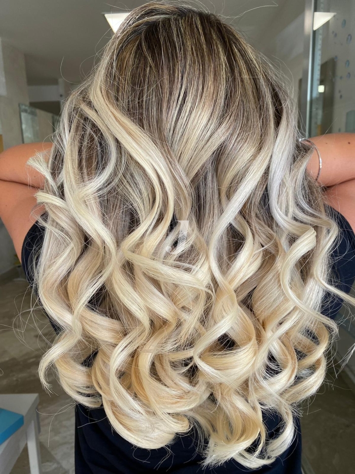 Foto di donna con capelli lunghi biondo platino perla