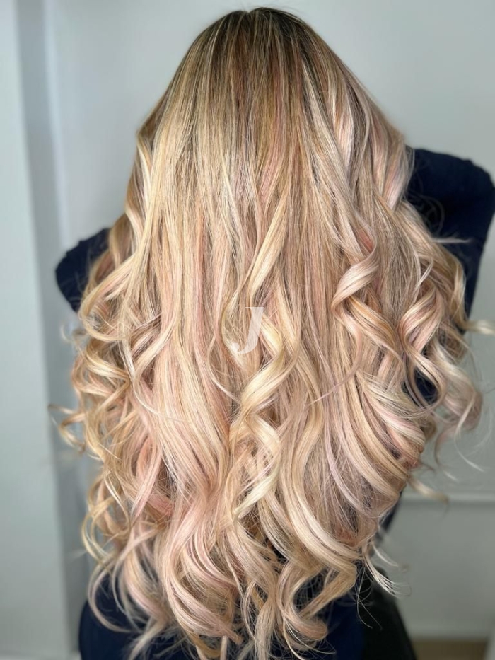 Foto di donna con capelli lunghi biondo platino perla