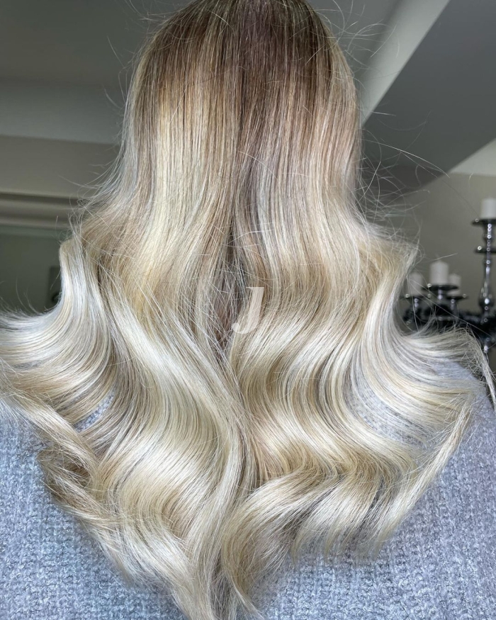 Foto di donna con capelli lunghi biondo platino perla