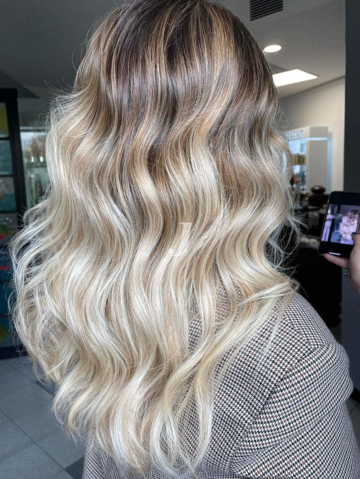 Foto di donna con capelli lunghi biondo platino perla