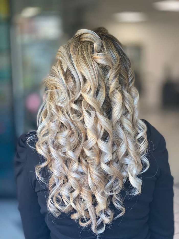 Foto di donna con capelli lunghi biondo platino perla