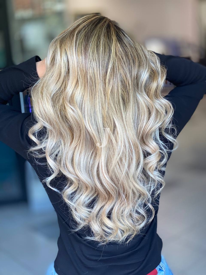 Foto di donna con capelli lunghi biondo platino perla