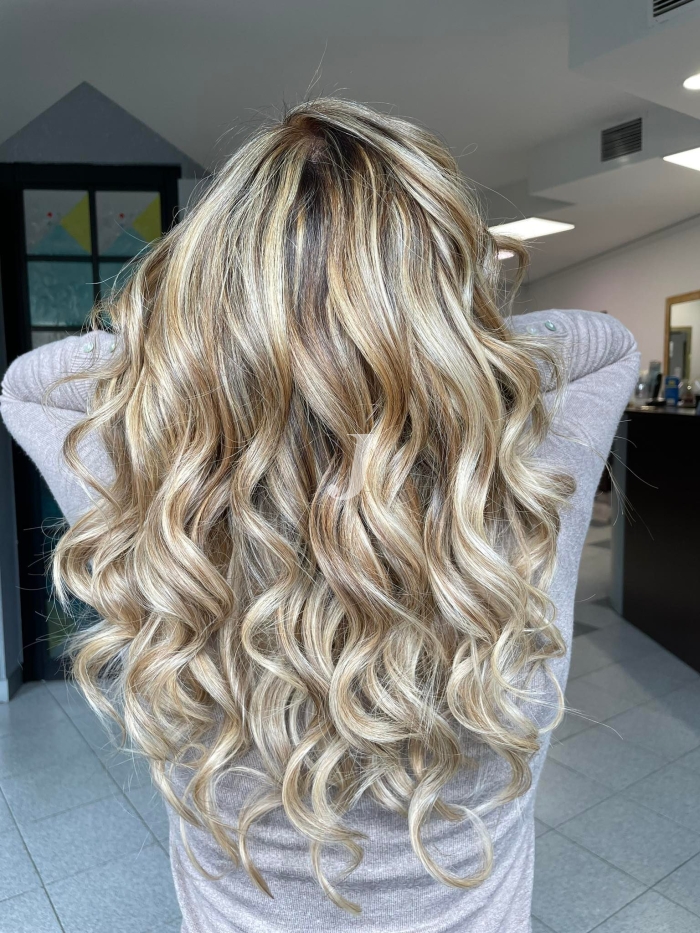 Foto di donna con capelli lunghi biondo platino perla