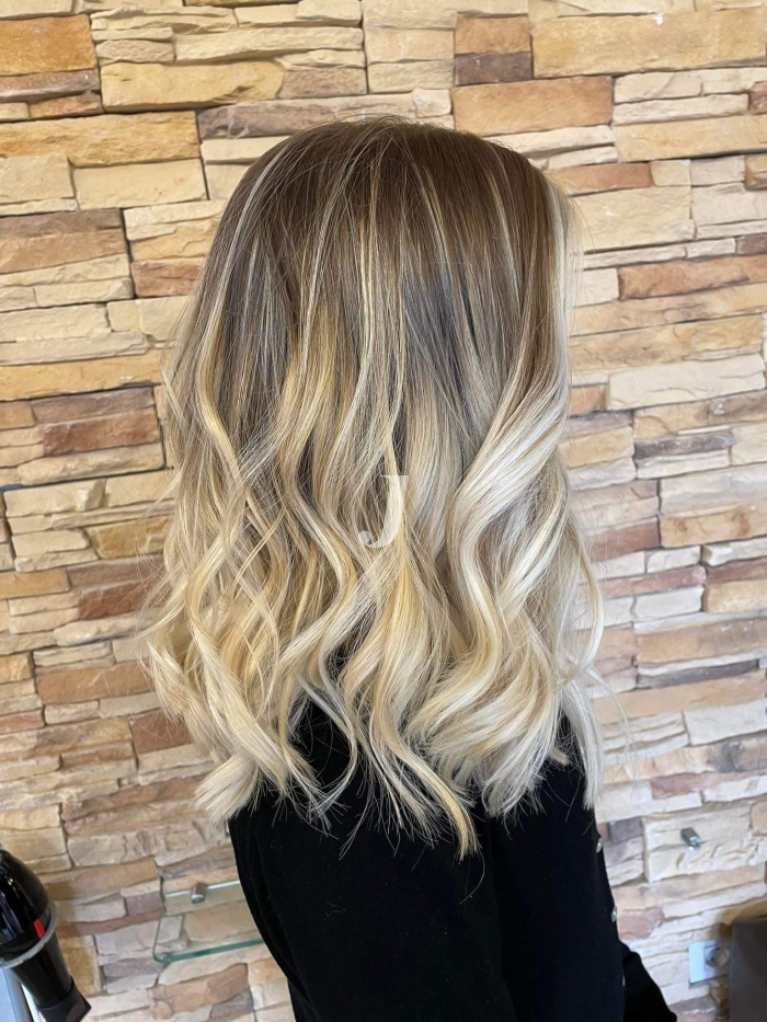 Foto di donna con capelli lunghi biondo platino perla