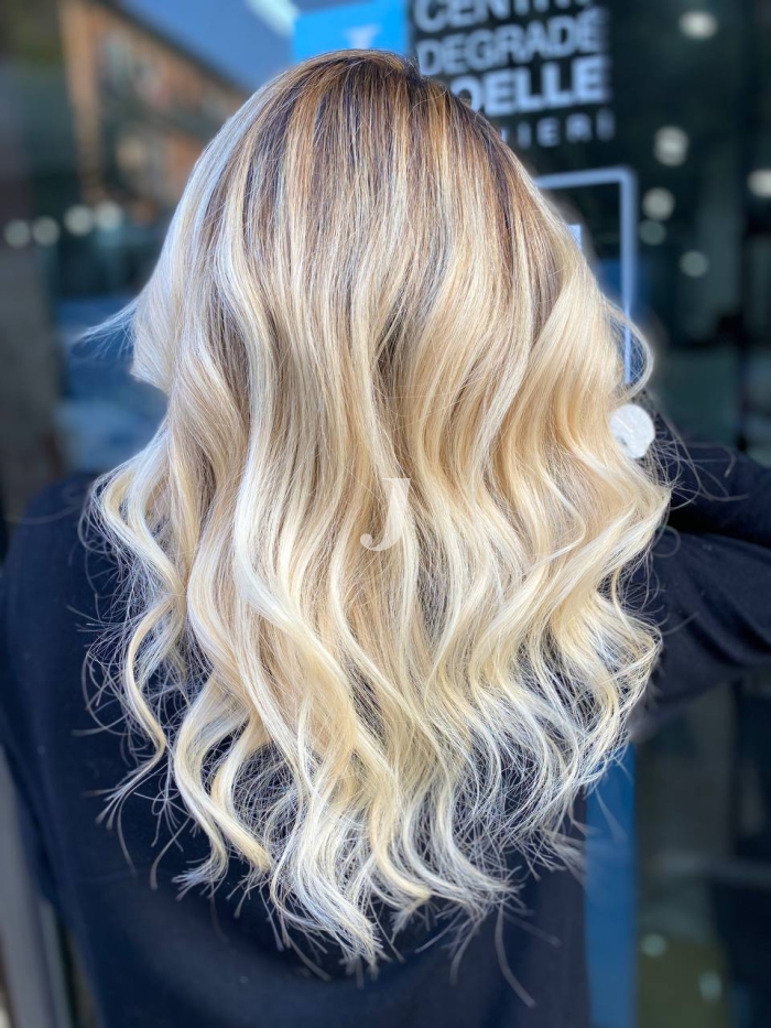 Foto di donna con capelli lunghi biondo platino perla