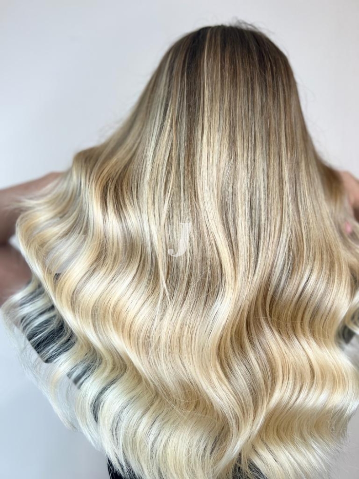 Foto di donna con capelli lunghi biondo platino perla