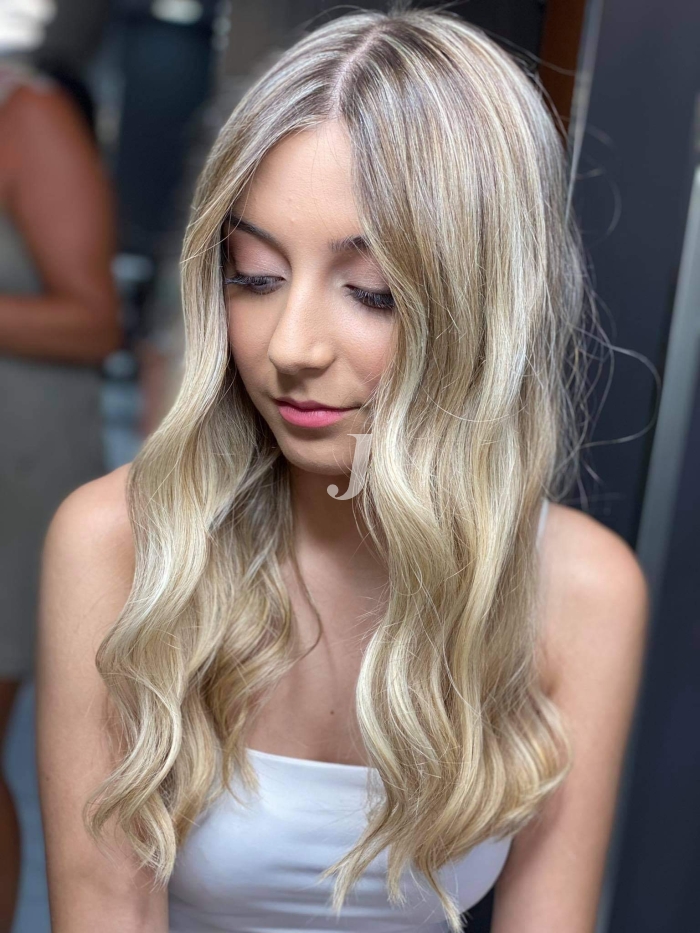 Foto di donna con capelli lunghi biondo platino perla