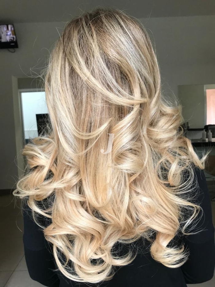 Foto di donna con capelli lunghi biondo platino perla