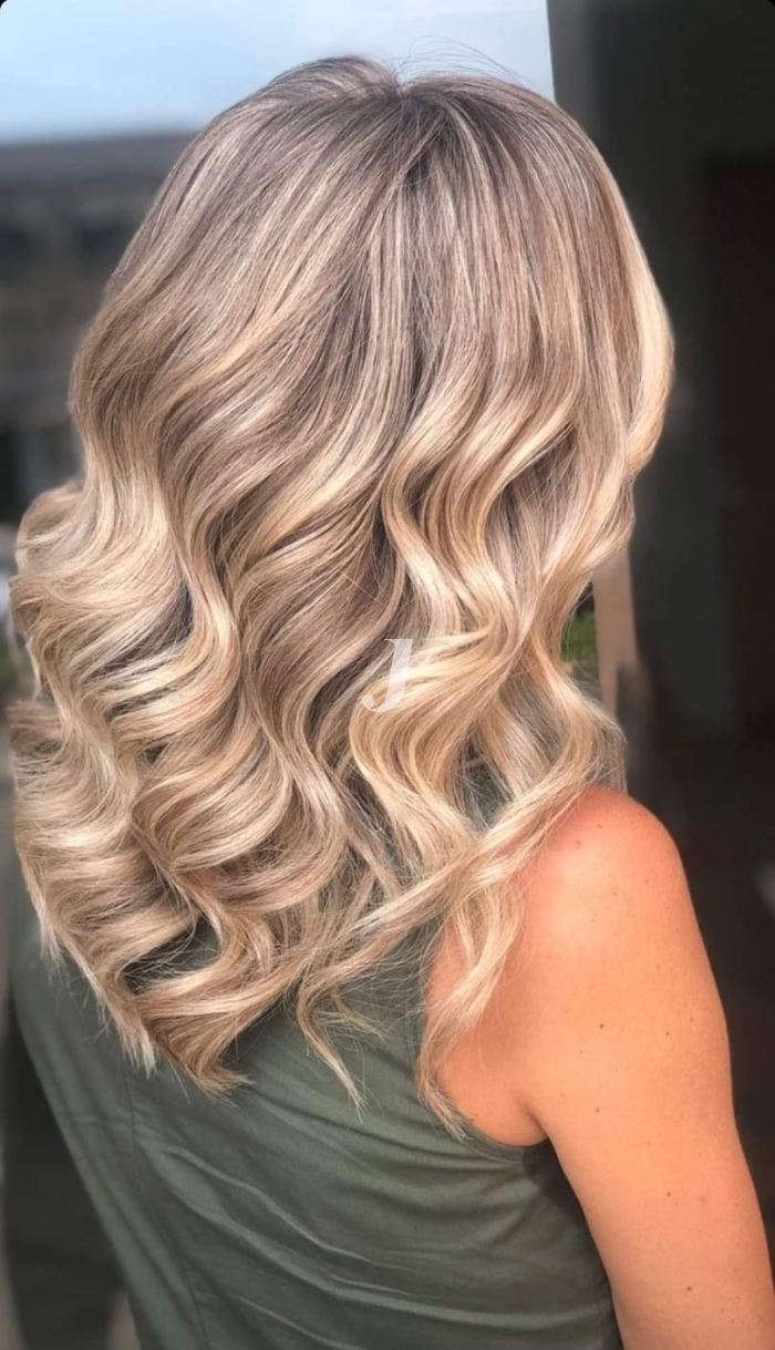 Foto di donna con capelli lunghi biondo platino perla