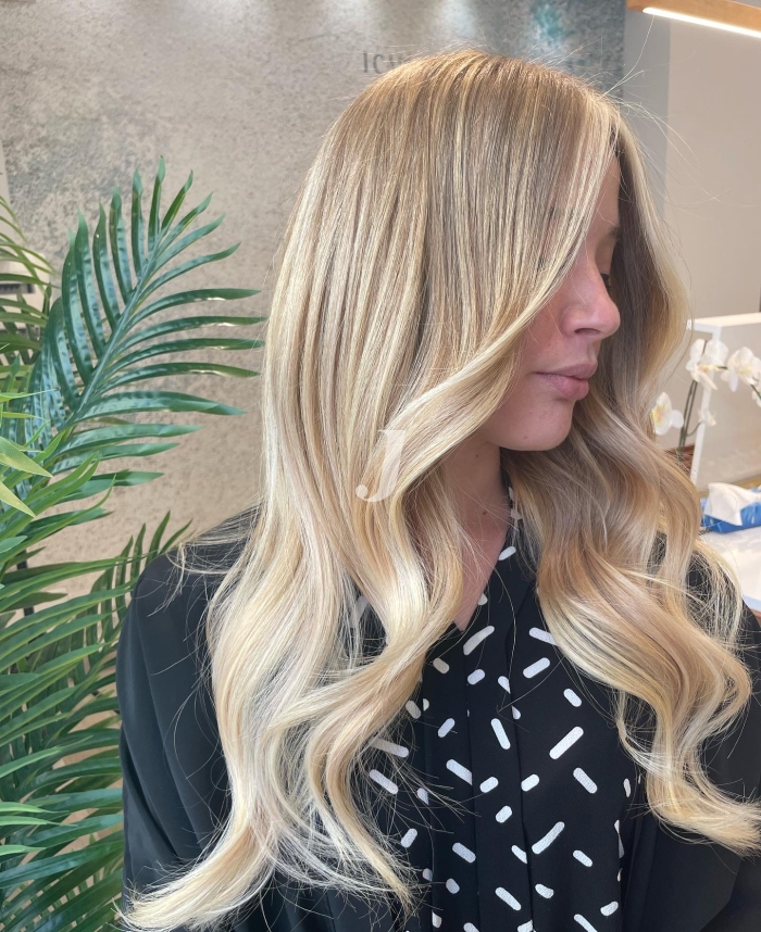 Foto di donna con capelli lunghi biondo platino perla