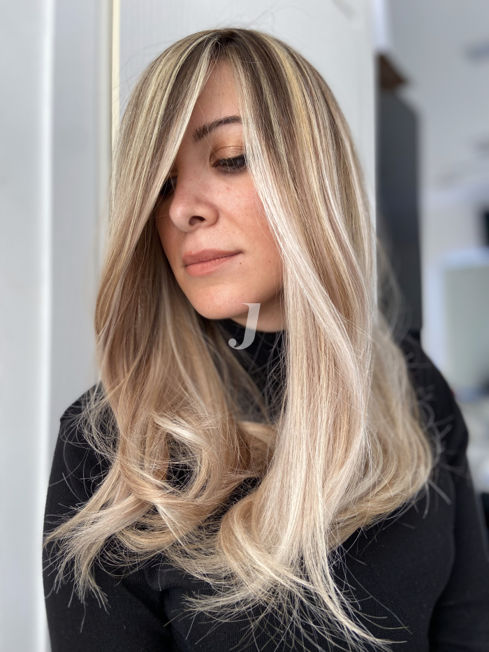 Foto di donna con capelli lunghi biondo platino perla